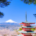 桜シーズンの新倉山浅間公園